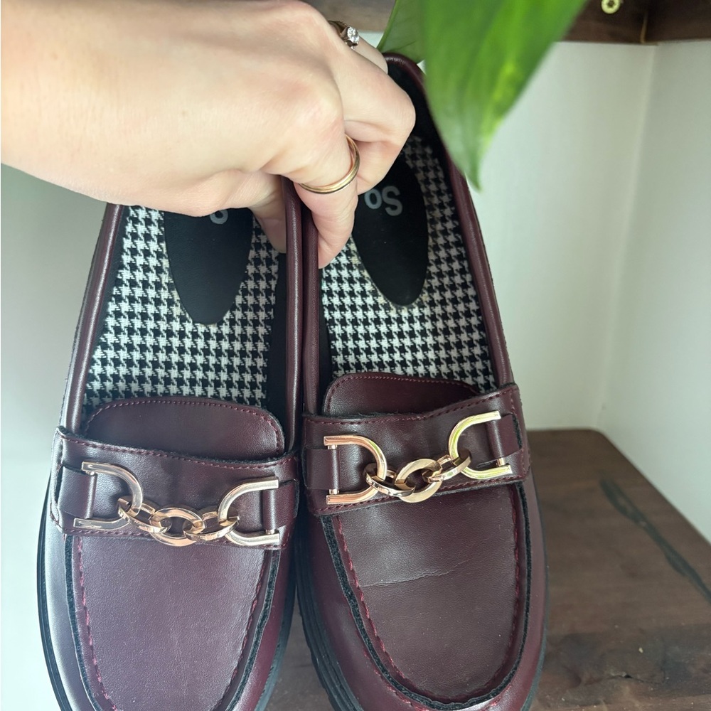 Burgundy Loafers with Gold Chain Detail | by SO | size 6 | Dark Academia - Picture 4 of 6